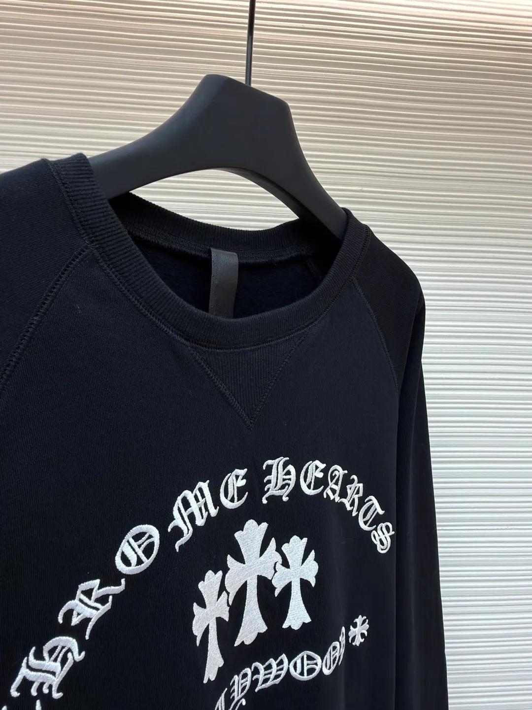 Chrome Hearts cross embroidery sweatshirt ●Original version: 12,000 purchased and developed ●Item number: 1681740-A75 ●Fabric: Korean cotton and linen sweatshirt fabric ●Technology: embroidery production ●Color: black ●Version: fitted version ●Weight: about 690 grams ●Size: S-M-L-XL ●Description: This Crouch sweetheart sweatshirt is made of 32-count double-ply combed cotton blend fabric, which has been pre-shrunk and feels soft and waxy and not easy to pill. The neckline is made of three-needle rib stitching + inner lining to enhance wearability; the sleeve shoulders are made of raglan overlocking technology, allowing movement without any sense of restriction. The front pattern is presented with three-dimensional silver thread embroidery: the letters are "arc-shaped misaligned embroidery", and the superposition of the cross is "raw edge distressed". The embroidery thread tension is even, and the stitch density reaches 18 stitches per square centimeter, restoring the brand's iconic retro texture. The cuffs and hem are ribbed with the same material, and the inner seam stitching is arranged at an equal distance of 0.3cm. The details reflect high-end ready-to-wear standards. The overall wiring is straight and delicate, the fabric is comfortable and soft, and the color is consistent without color difference. It can be matched with the same style to create a fashionable look and control various occasions. Customized accessories, complete with three standards, same style for men and women!